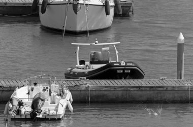 İtalya, Sicilya, Akdeniz, Marina di Ragusa (Ragusa Eyaleti); 25 Mayıs 2020, limanda motorlu tekne ve lüks yatlar - EDITORIAL