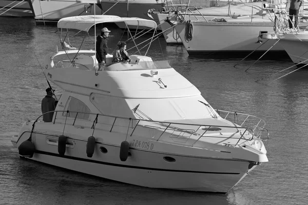 意大利 西西里 地中海 拉古萨港 拉古萨省 2020年5月24日 港口一艘豪华游艇上的乘客 Editorial — 图库照片