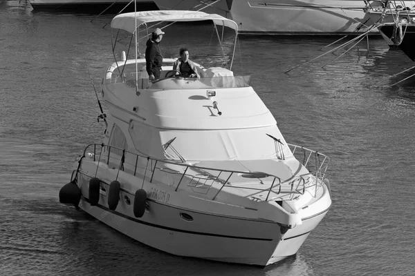 イタリア シチリア島 地中海 マリーナ ラグーザ ラグーザ州 5月2020 ポート内の豪華なヨット上の人々 — ストック写真