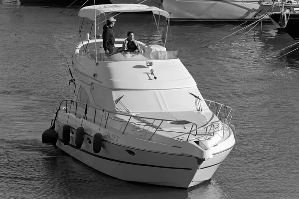 意大利 西西里 地中海 拉古萨港 拉古萨省 2020年5月24日 港口一艘豪华游艇上的乘客 Editorial — 图库照片