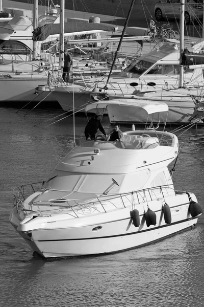 Italien Sicilien Medelhavet Marina Ragusa Ragusaprovinsen Maj 2020 Människor Lyxyacht — Stockfoto