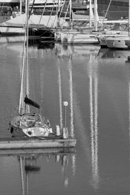 İtalya, Sicilya, Akdeniz, Marina di Ragusa (Ragusa ili); 26 Mayıs 2020, limanda lüks yatlar - EDITORIAL