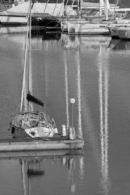 İtalya, Sicilya, Akdeniz, Marina di Ragusa (Ragusa ili); 26 Mayıs 2020, limanda lüks yatlar - EDITORIAL