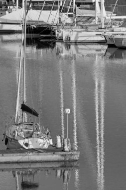 İtalya, Sicilya, Akdeniz, Marina di Ragusa (Ragusa ili); 26 Mayıs 2020, limanda lüks yatlar - EDITORIAL