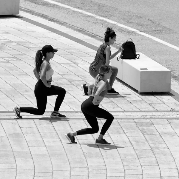 Italy Sicily Marina Ragusa Ragusa Province May 2020 Girls Exercising — Stock Photo, Image