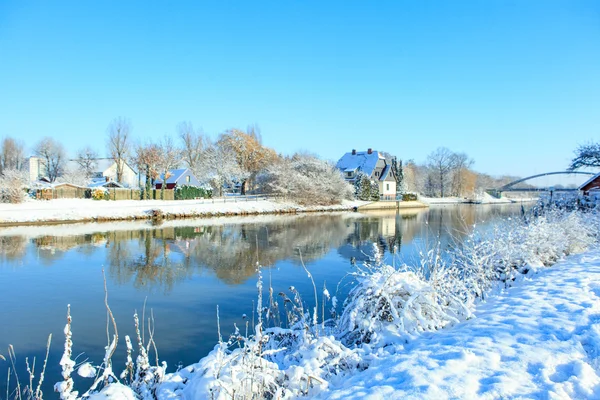 Le paysage pittoresque de la rive enneigée de la rivière — Photo