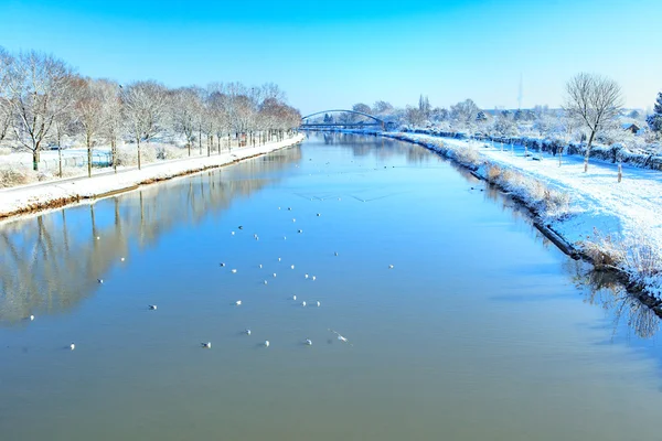 El pintoresco paisaje de la orilla nevada del río — Foto de Stock