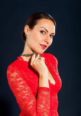 İş kadın portre mavi duvar arka plan üzerinde.