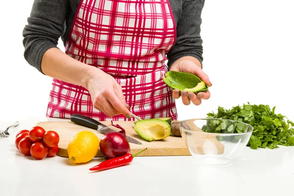 Mujer cocinando en la cocina. — Foto de Stock