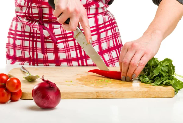 Vrouw kookt in de keuken. — Stockfoto