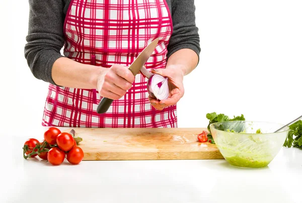 Vrouw kookt in de keuken. — Stockfoto