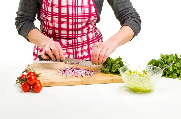 Vrouw kookt in de keuken. — Stockfoto