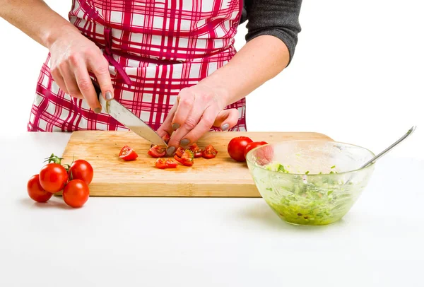 Femme cuisine dans la cuisine. — Photo