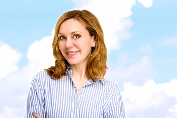 Retrato de uma mulher de negócios profissional sorrindo ao ar livre — Fotografia de Stock