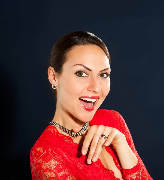 Retrato de mulher de negócios no fundo da parede azul . — Fotografia de Stock