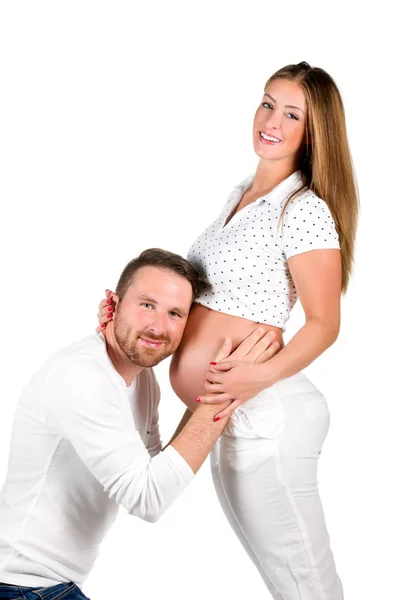 Schwangere junge Frau mit Mann im Studio — Stockfoto