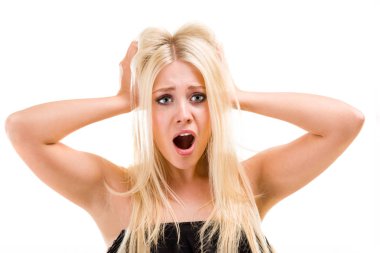 Hayret bir kadın kameraya bakıyor.