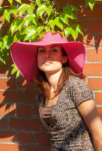 Portrait De Jeune Femme Souriante Belle. Portrait extérieur d'été — Photo