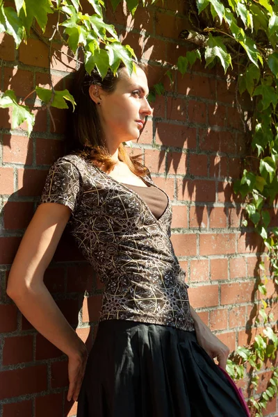 Retrato de una joven y bella mujer sonriente. Retrato de verano al aire libre — Foto de Stock