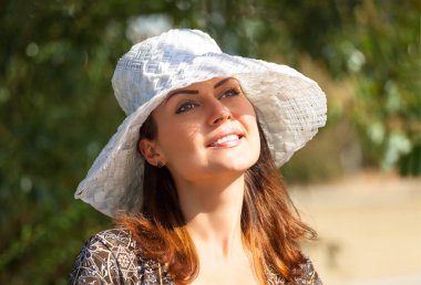 Genç gülümseyen güzel kadın portresi. Yaz açık portre