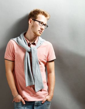 gri zemin üzerine genç adam.