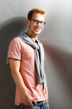 gri zemin üzerine genç adam.