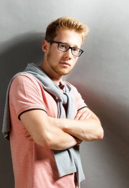 gri zemin üzerine genç adam.