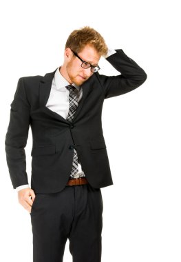 Genç, yakışıklı iş adamı siyah takım elbise giyiyor..