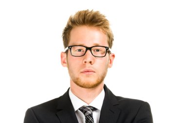 Genç, yakışıklı iş adamı siyah takım elbise giyiyor..