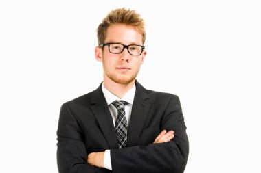 Genç, yakışıklı iş adamı siyah takım elbise giyiyor..