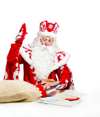 Noel Baba beyaz arka planda izole edilmiş.
