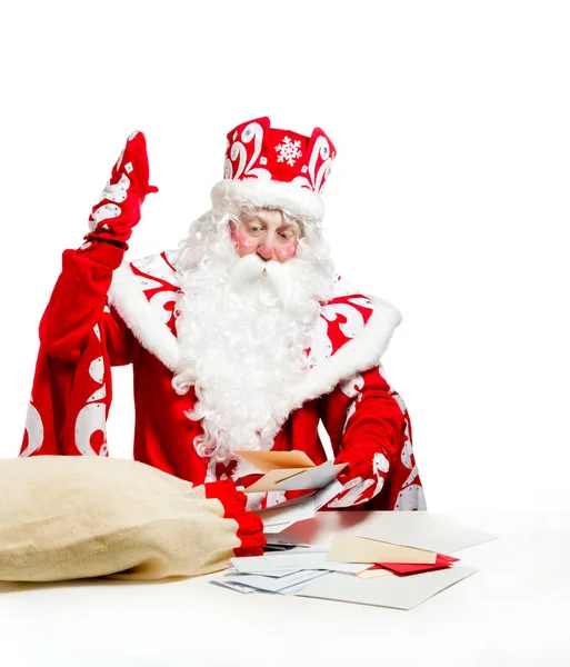 Noel Baba beyaz arka planda izole edilmiş.
