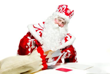 Noel Baba beyaz arka planda izole edilmiş.