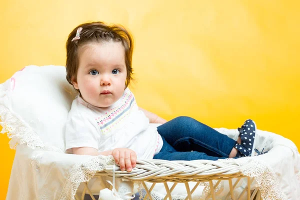 Sorridente felice bambina di 8 mesi — Foto Stock