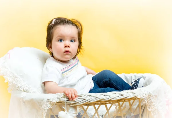 Sorridente felice bambina di 8 mesi — Foto Stock