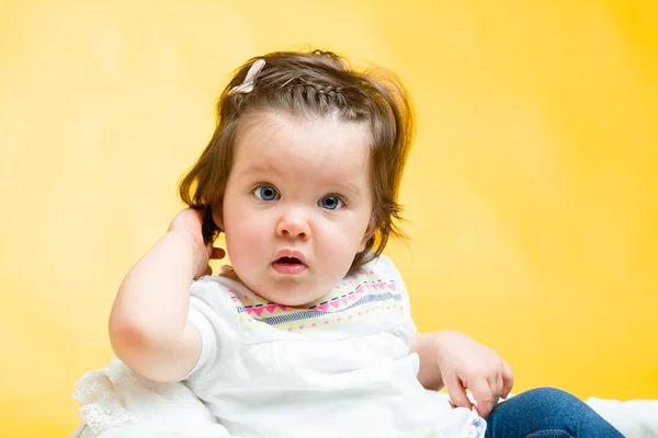 Gülümseyen kız mutlu 8 aylık bebek — Stok fotoğraf