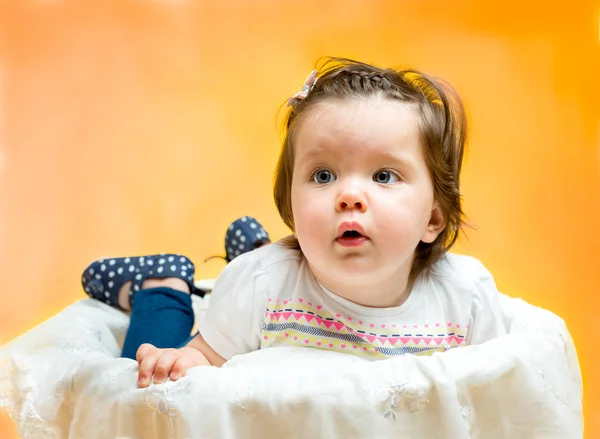 Посміхаючись щаслива 8-місячна дівчинка — стокове фото