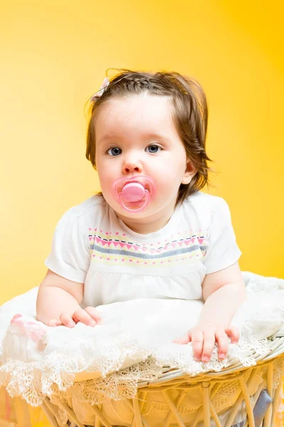 Sorridente felice bambina di 8 mesi — Foto Stock