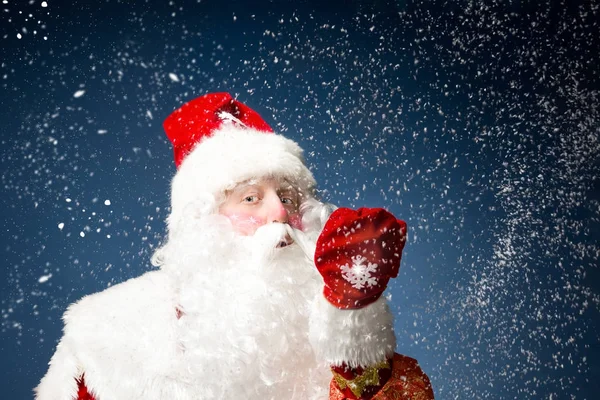 Санта-Клаус на синем фоне . — стоковое фото