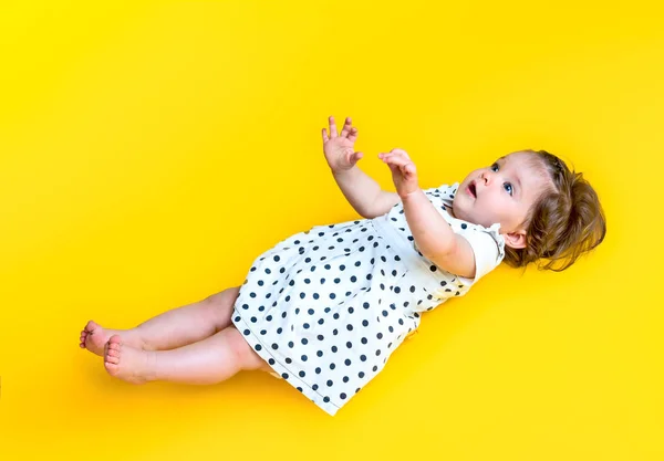 Lachende gelukkig 8 maanden oude babymeisje — Stockfoto