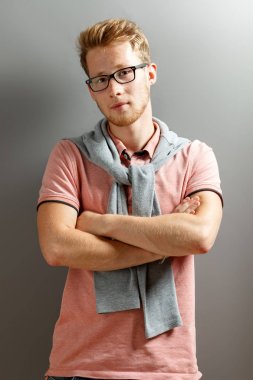 gri zemin üzerine genç adam.