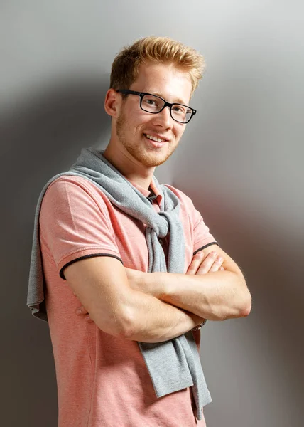 Joven sobre fondo gris . —  Fotos de Stock