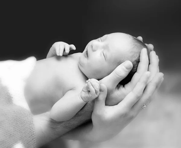 Nouveau-né garçon sur les pères et les mères main . — Photo