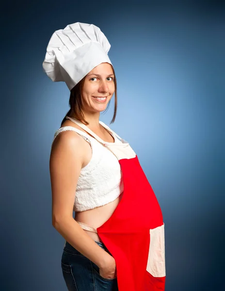 Buchta v troubě. Těhotná žena cook. — Stock fotografie