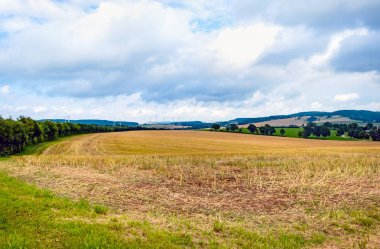 Manzaralı ve arka plan, dağlar.