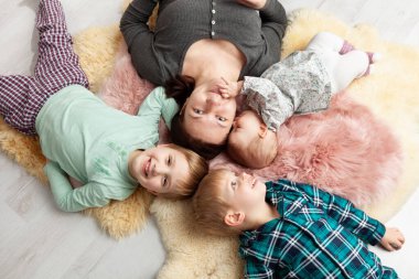 Genç ve güzel annelerinin, küçük tatlı kızlarının ve iki oğlunun tahta zeminde yatışının en güzel manzarası..
