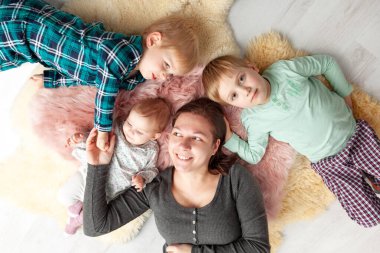 Genç ve güzel annelerinin, küçük tatlı kızlarının ve iki oğlunun tahta zeminde yatışının en güzel manzarası..