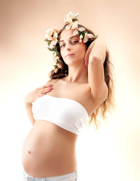 Portrait d'une belle jeune femme enceinte — Photo