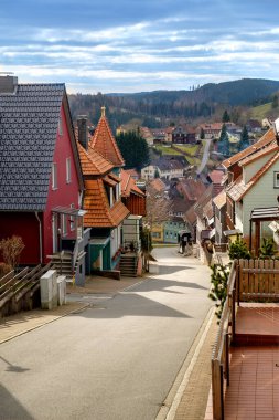 Eski kasabada boş asfalt bir cadde var.