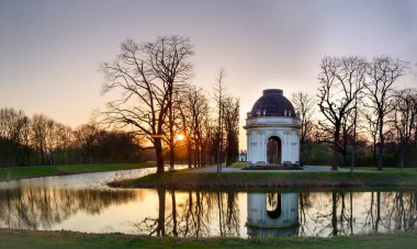 Sunset 'te panoramik manzara, ilkbaharın başlarında. Herrenhausen Bahçeleri, Hannover, Almanya.